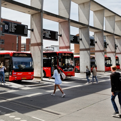 Reizigers op busstation