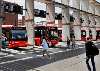Bussen en reizigers CS Den Bosch