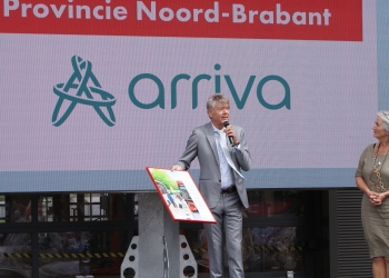 Overhandiging gedicht Bus
