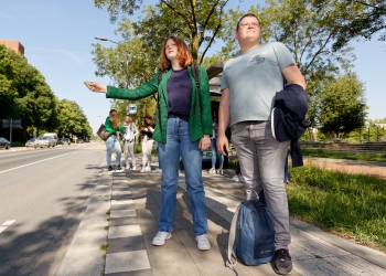 Wachtende busreizigers