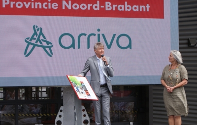 Overhandiging gedicht Bus