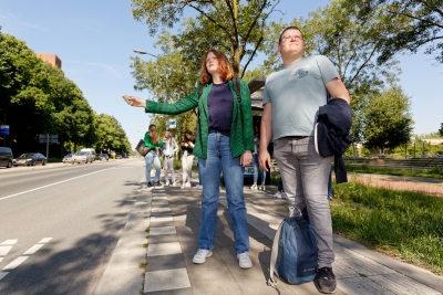 Wachtende busreizigers